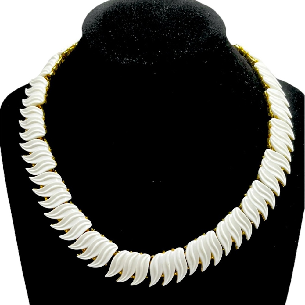 Vintage 60’s 70’s estate Trifari gold tone & white necklace bib chunky art deco